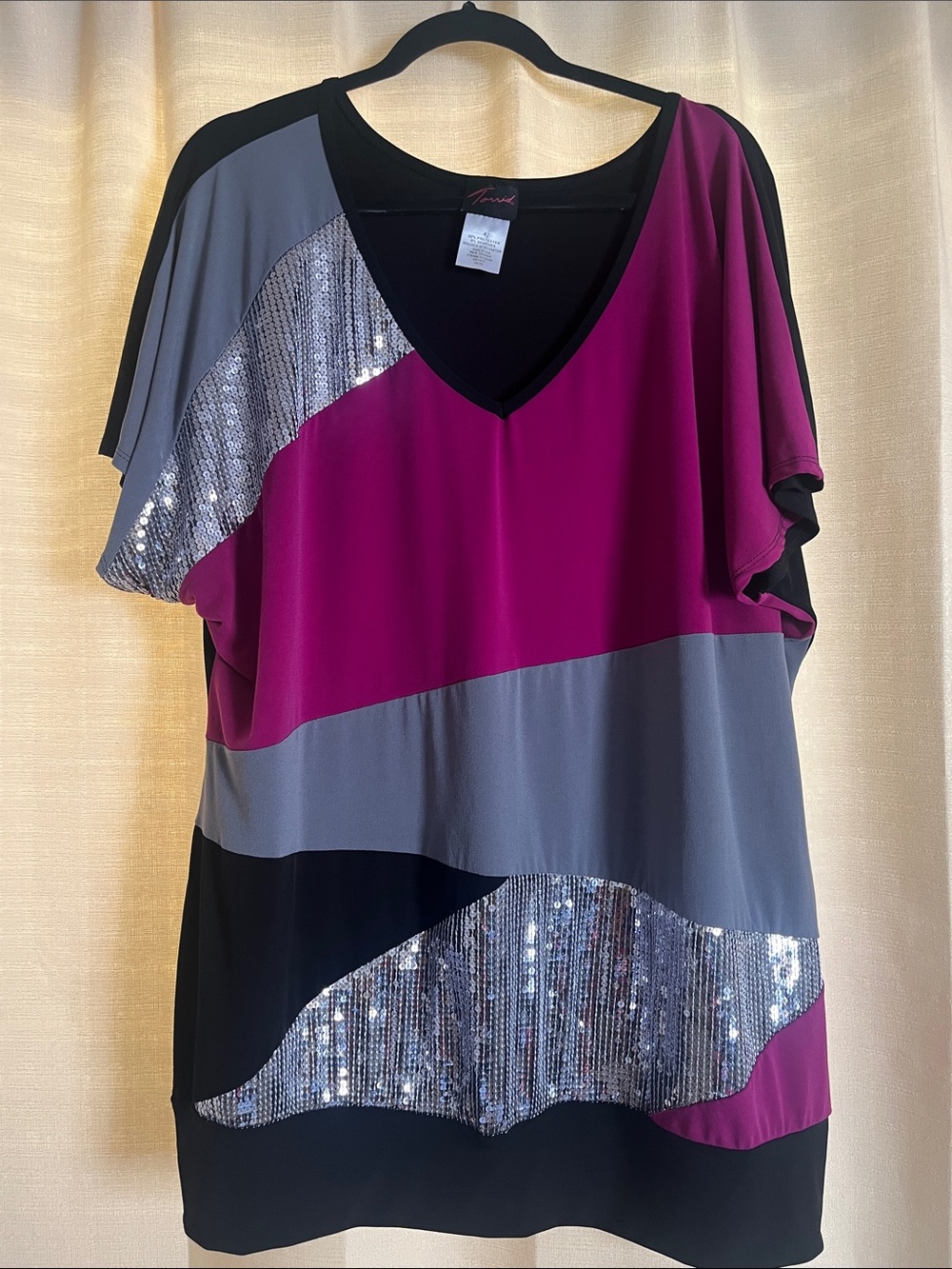 Women’s Plus Size torrid V-Neck Colorblock Sequin Tunic in Magenta, Gray & Black